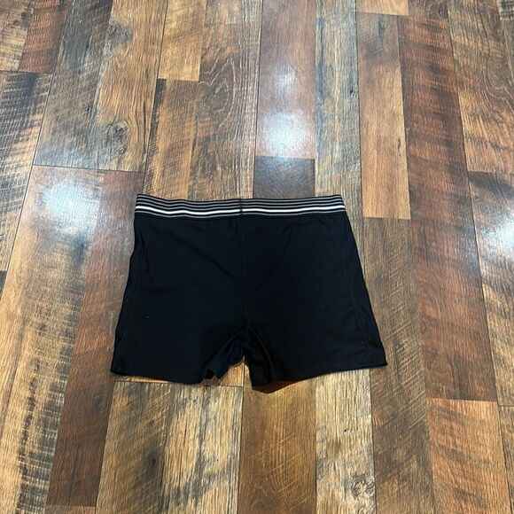 Under Armour booty shorts M (5000D) - Picture 2 of 3